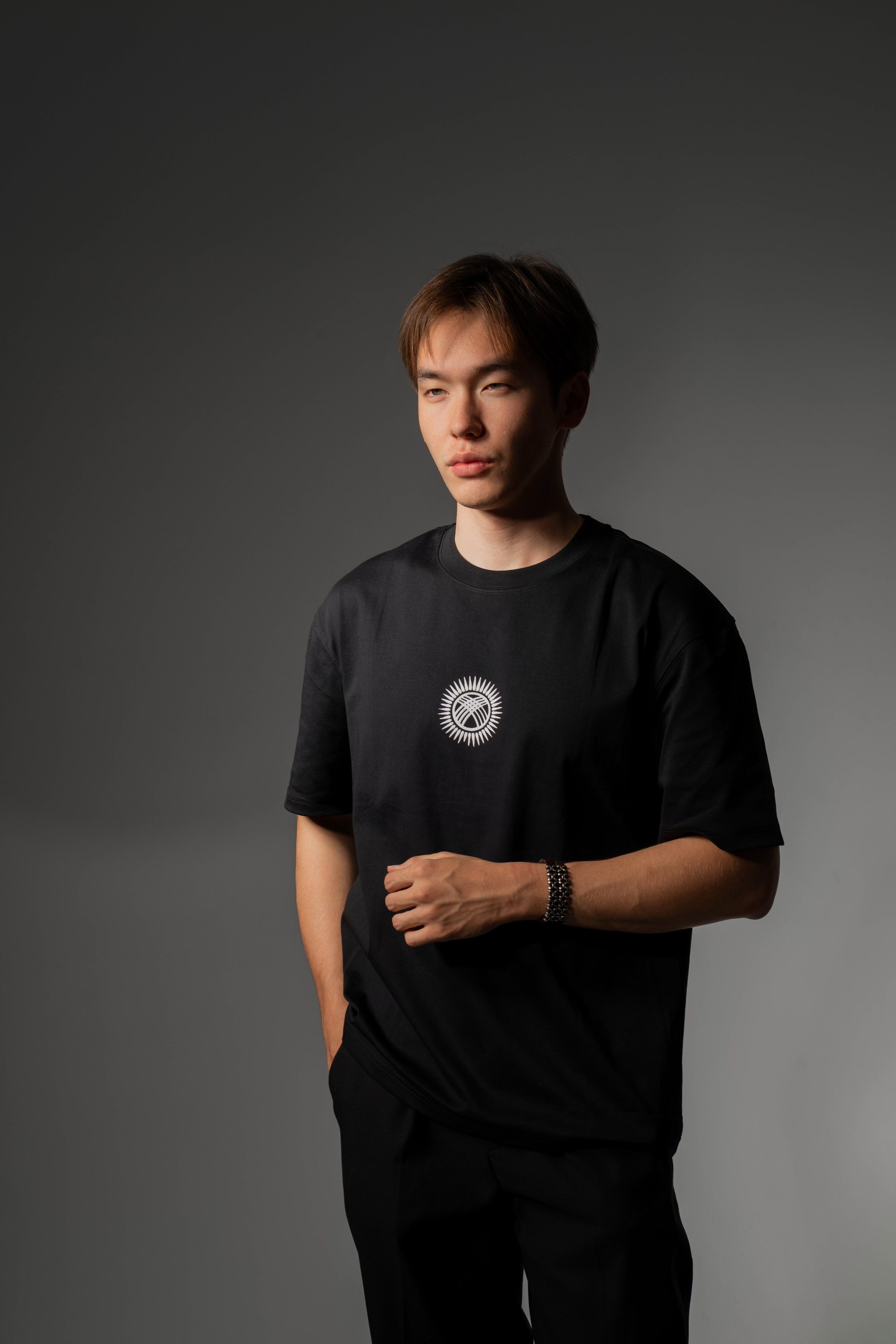 MOOZ — тёмная футболка